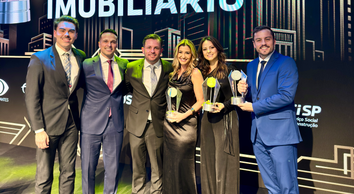 Equipe da FGR recebendo os troféus do Prêmio Master Imobiliário 2026